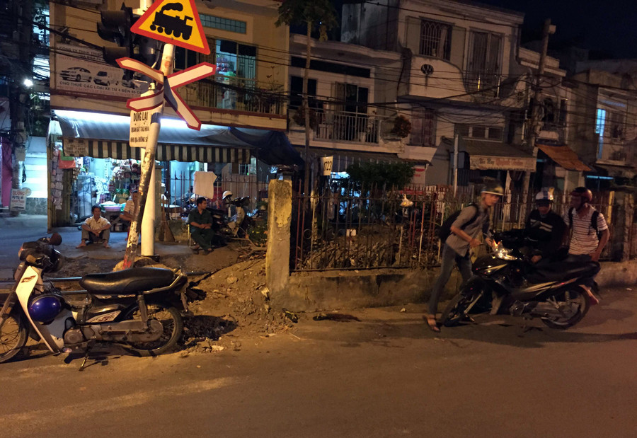 Khu vực 2 thanh niên chém nhau kinh hoàng. Ảnh: Lê Trai. Khu vực 2 thanh niên chém nhau kinh hoàng. Ảnh: Lê Trai.