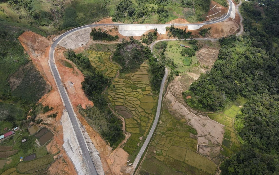 Việc xây dựng tuyến đường cao tốc Quảng Ngãi - Kon Tum sẽ hình thành tuyến đường bộ tốc độ cao, thuận lợi nhất cho các phương tiện giao thông, kết nối tỉnh Quảng Ngãi với tỉnh Kon Tum. (Ảnh minh họa) Việc xây dựng tuyến đường cao tốc Quảng Ngãi - Kon Tum sẽ hình thành tuyến đường bộ tốc độ cao, thuận lợi nhất cho các phương tiện giao thông, kết nối tỉnh Quảng Ngãi với tỉnh Kon Tum. (Ảnh minh họa)