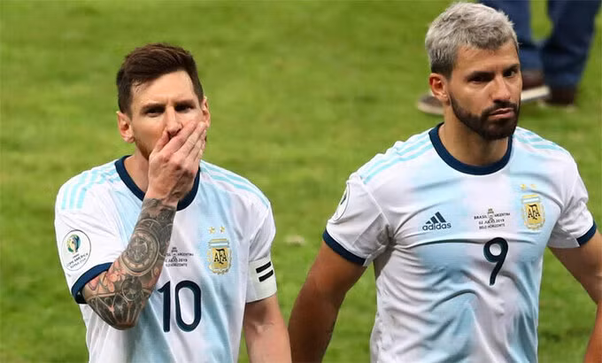 Aguero chấp nhận giảm nửa lương để được sát cánh cùng bạn thân Messi.