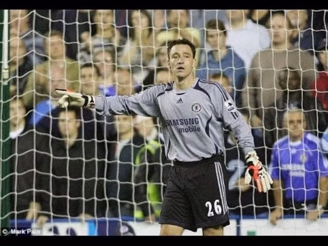 John Terry làm thủ môn bất đắc dĩ.