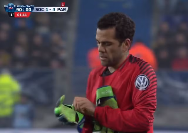 Dani Alves làm thủ môn đội nhà PSG vẫn thắng lớn.