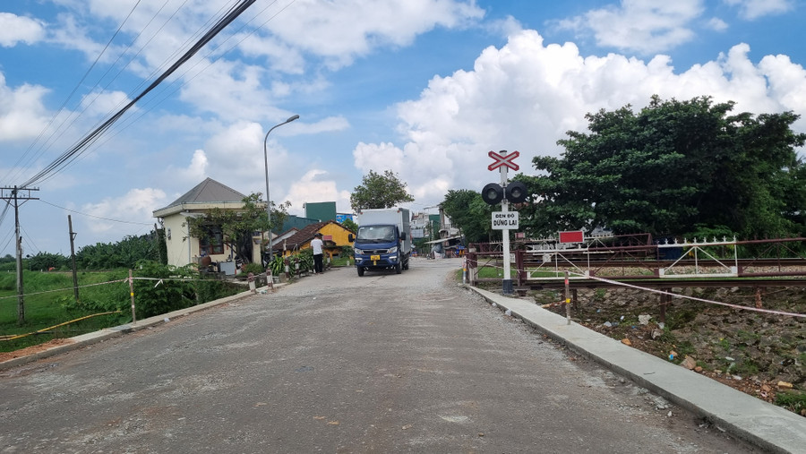 Đoạn giao nhau với đường sắt trở thành “nút thắt cổ chai” tỉnh lộ 624.