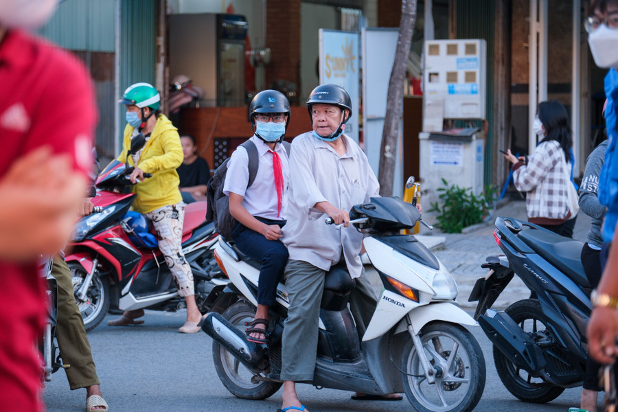 Học sinh Trường THCS Đoàn Thị Điểm (quận Ninh Kiều, TP Cần Thơ) được phụ huynh đưa đến trường.