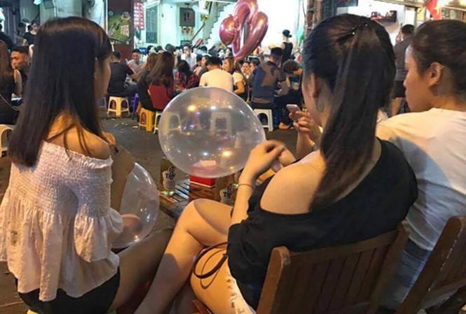 Hình ảnh giới trẻ sử dụng bóng cười. Ảnh minh họa, nguồn: IT Hình ảnh giới trẻ sử dụng bóng cười. Ảnh minh họa, nguồn: IT