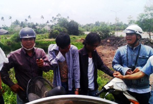 "Hiệp sĩ" Hải cùng đồng nghiệp khống chế 2 tên trộm có súng vào năm 2013. Ảnh nhân vật cung cấp.