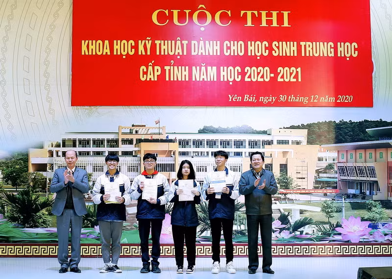 Ông Vương Văn Bằng - Giám đốc Sở GD&ĐT Yên Bái (ngoài cùng bên phải) trao giải Nhất cho 2 nhóm tác giả đoạt giải Nhất. 