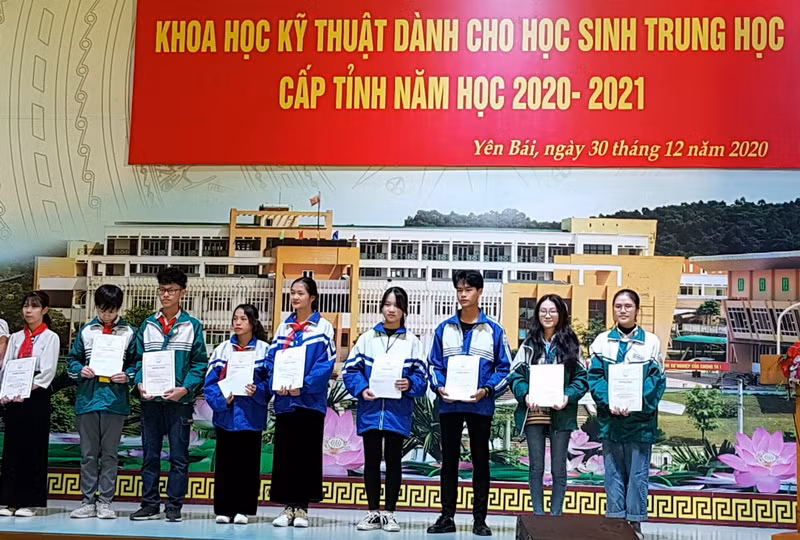 Các học sinh có dự án đoạt giải Tư.