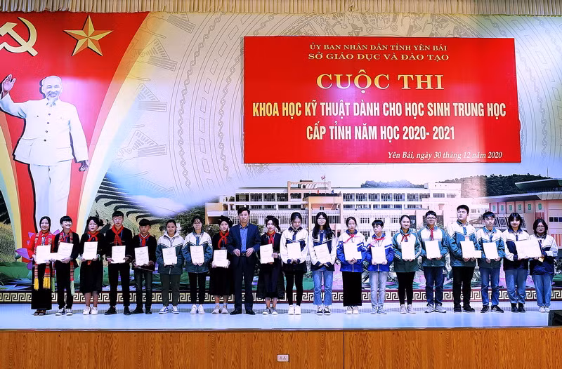 Ông Lê Minh Đức - Phó Giám đốc Sở GD&amp;ĐT Yên Bái trao giải Ba cho các tác giả có dự án đoạt giải tại cuộc thi.