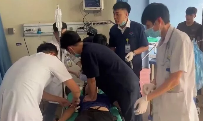 Nhân viên y tế tích cực ép tim cho nam thanh niên bị điện giật.