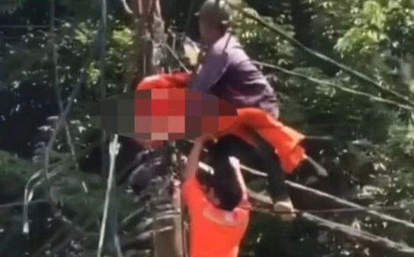 Nhân viên y tế tích cực ép tim cho nam thanh niên bị điện giật. 