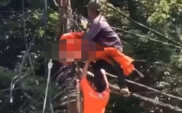 Nhân viên y tế tích cực ép tim cho nam thanh niên bị điện giật. 