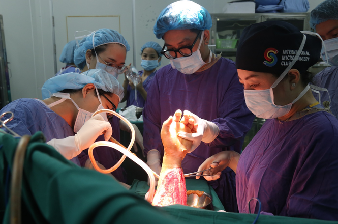 Nữ bệnh nhân được phẫu thuật cấp cứu do tai nạn giao thông tự ngã vì vướng áo chống nắng