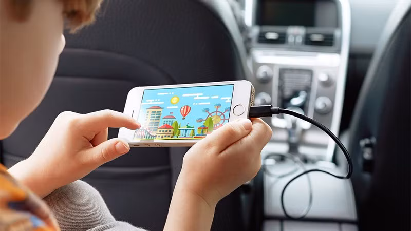 Đeo trang sức ở tay khi sạc điện thoại có thể khiến bạn gặp rủi ro không đáng có