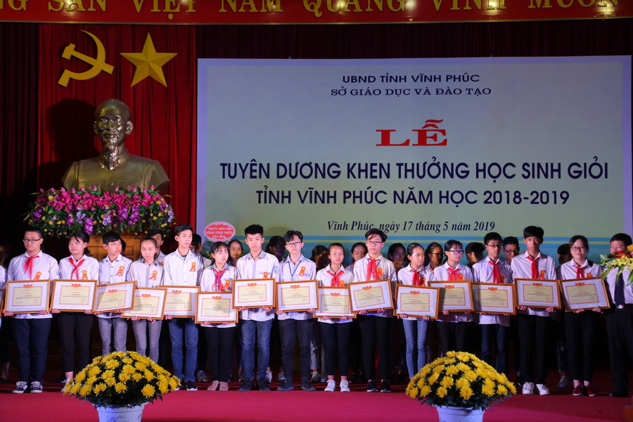 Trao tặng Giấy khen của tỉnh và phần thưởng cho các học sinh đạt danh hiệu trong Kỳ thi chọn học sinh giỏi các môn văn hóa lớp 9 năm 2019 của tỉnh Vĩnh Phúc. Ảnh: Việt Hà. Trao tặng Giấy khen của tỉnh và phần thưởng cho các học sinh đạt danh hiệu trong Kỳ thi chọn học sinh giỏi các môn văn hóa lớp 9 năm 2019 của tỉnh Vĩnh Phúc. Ảnh: Việt Hà.