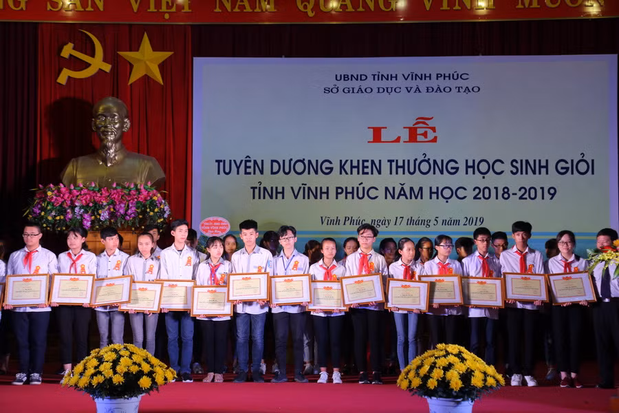 Trao tặng Giấy khen của tỉnh và phần thưởng cho các học sinh đạt danh hiệu trong Kỳ thi chọn học sinh giỏi các môn văn hóa lớp 9 năm 2019 của tỉnh Vĩnh Phúc. Ảnh: Việt Hà.