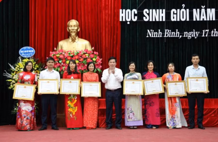 Ông Tống Quang Thìn trao tặng Bằng khen của UBND tỉnh cho các giáo viên có thành tích trong công tác bồi dưỡng học sinh giỏi năm học 2018-2019; Ông Tống Quang Thìn trao tặng Bằng khen của UBND tỉnh cho các giáo viên có thành tích trong công tác bồi dưỡng học sinh giỏi năm học 2018-2019;