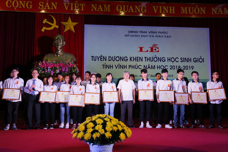 Ông Nguyễn Kim Khải và ông Phạm Quang Tuệ trao tặng Bằng khen của Bộ trưởng Bộ GD&ĐT cho các học sinh đạt giải Nhì quốc gia. Ảnh: Việt Hà. Ông Nguyễn Kim Khải và ông Phạm Quang Tuệ trao tặng Bằng khen của Bộ trưởng Bộ GD&ĐT cho các học sinh đạt giải Nhì quốc gia. Ảnh: Việt Hà.