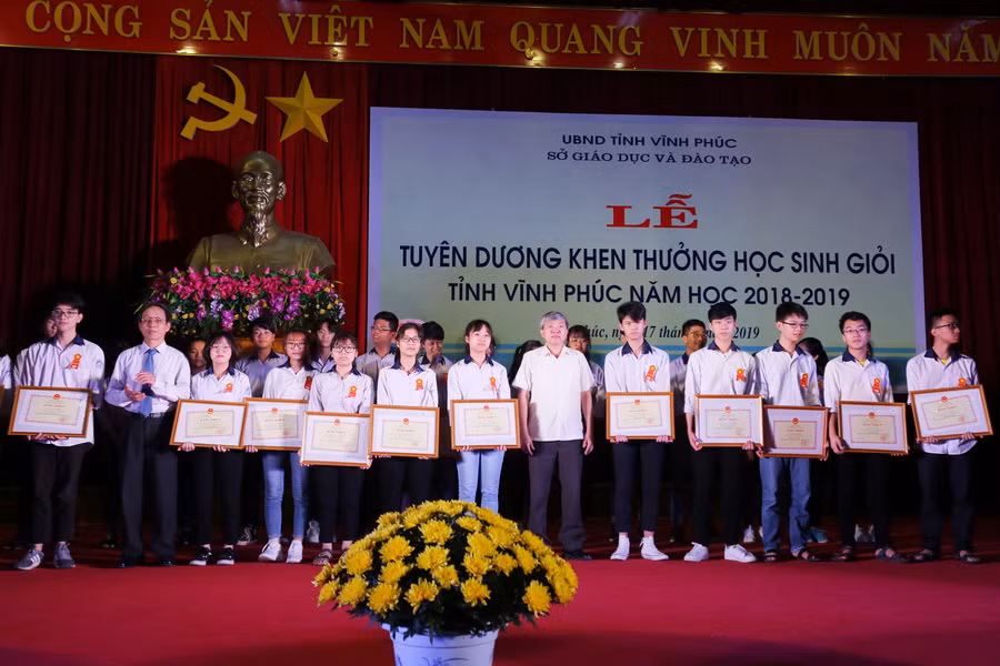 Ông Nguyễn Kim Khải và ông Phạm Quang Tuệ trao tặng Bằng khen của Bộ trưởng Bộ GD&ĐT cho các học sinh đạt giải Nhì quốc gia. Ảnh: Việt Hà.