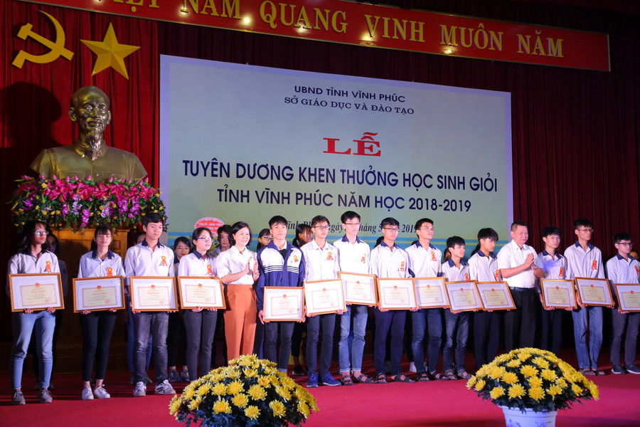 Trao tặng Giấy khen của Sở GD&ĐT cho các học sinh giỏi cấp tỉnh. Ảnh: Việt Hà. Trao tặng Giấy khen của Sở GD&ĐT cho các học sinh giỏi cấp tỉnh. Ảnh: Việt Hà.