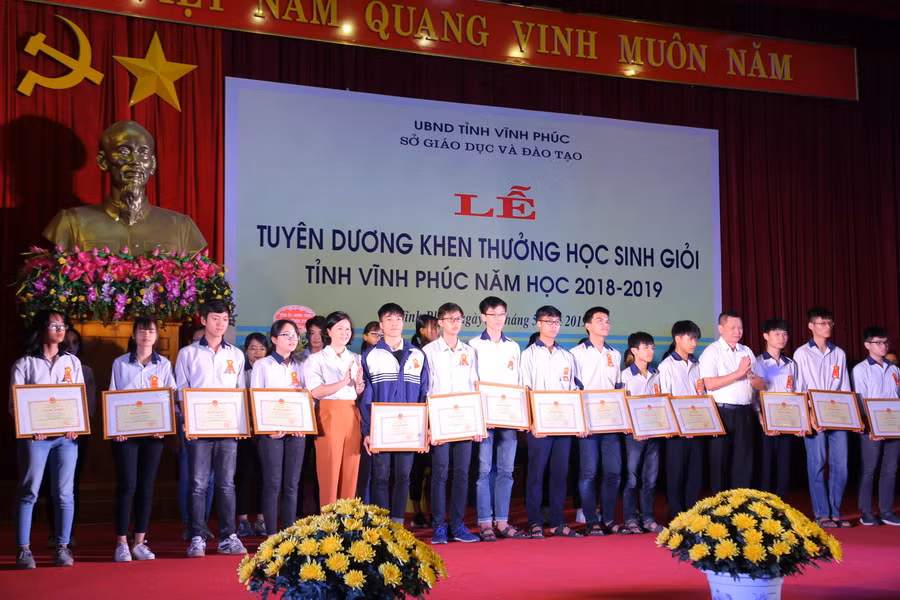 Trao tặng Giấy khen của Sở GD&ĐT cho các học sinh giỏi cấp tỉnh. Ảnh: Việt Hà.