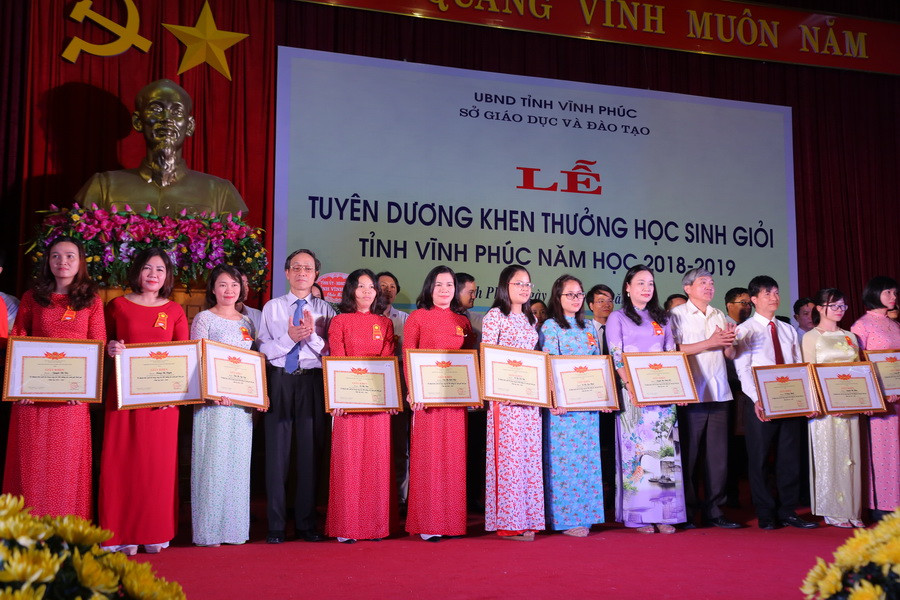 Trao tặng Giấy khen và phần thưởng cho 28 giáo viên có thành tích bồi dưỡng học sinh đạt giải quốc gia. Ảnh: Việt Hà. Trao tặng Giấy khen và phần thưởng cho 28 giáo viên có thành tích bồi dưỡng học sinh đạt giải quốc gia. Ảnh: Việt Hà.