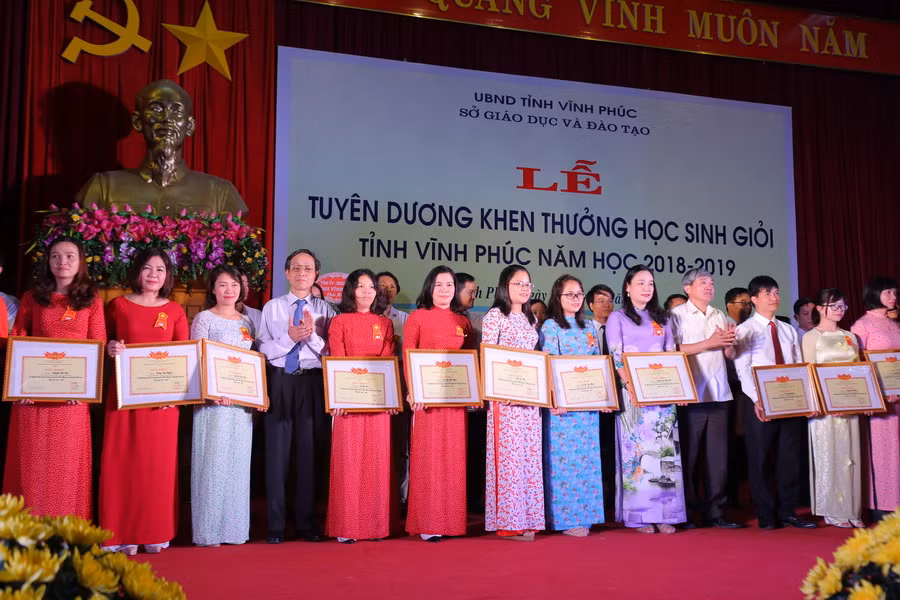 Trao tặng Giấy khen và phần thưởng cho 28 giáo viên có thành tích bồi dưỡng học sinh đạt giải quốc gia. Ảnh: Việt Hà.