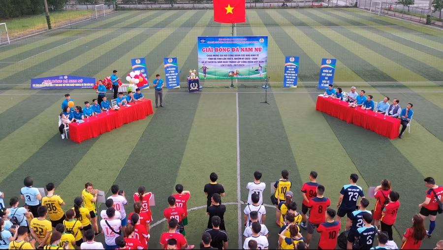 Toàn cảnh Lễ khai mạc giải bóng đá Nam, nữ đoàn viên, CNLĐ công ty Formosa Hà Tĩnh. 
