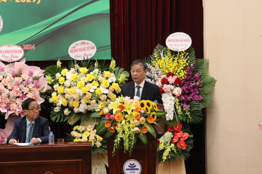 GS.TS. Lê Trần Bình phát biểu tại Đại hội GS.TS. Lê Trần Bình phát biểu tại Đại hội