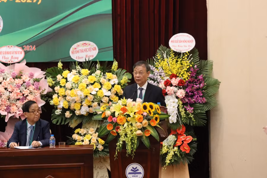 GS.TS. Lê Trần Bình phát biểu tại Đại hội