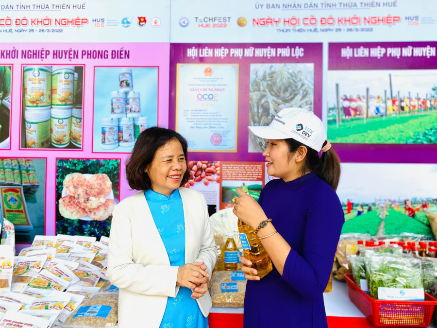 Gian hàng của Hội LHPN tham gia Ngày hội khởi nghiệp Cố đô. Gian hàng của Hội LHPN tham gia Ngày hội khởi nghiệp Cố đô.