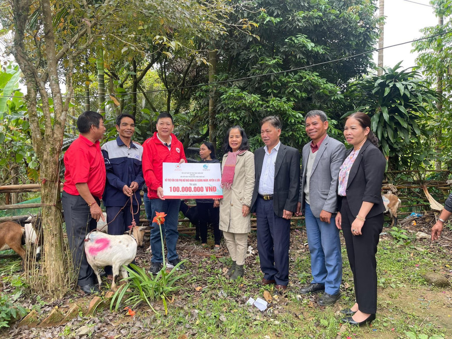 Hỗ trợ vốn cho phụ nữ khó khăn tại huyện A Lưới. Hỗ trợ vốn cho phụ nữ khó khăn tại huyện A Lưới.