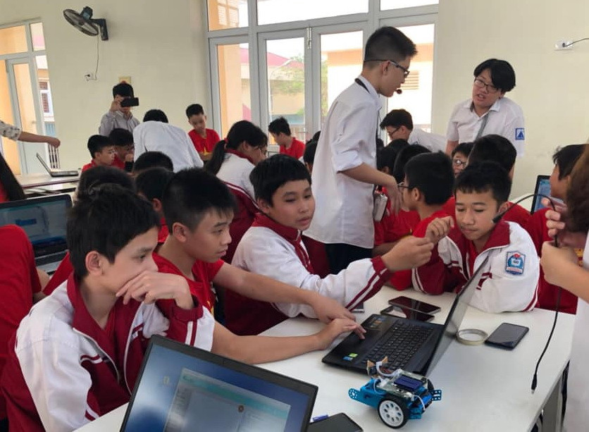 Học sinh Trường THCS Thụy Phương, quận Bắc Từ Liêm đang trải nghiệm giáo dục STEM. Học sinh Trường THCS Thụy Phương, quận Bắc Từ Liêm đang trải nghiệm giáo dục STEM.