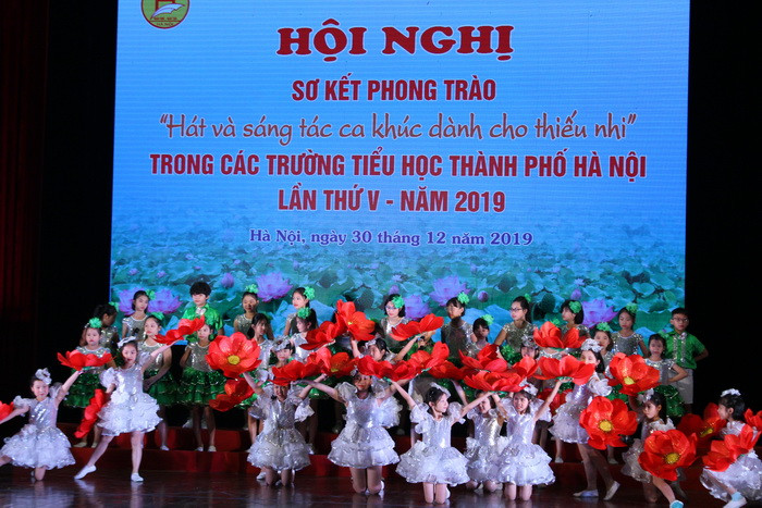 Học sinh Thủ đô công diễn các tác phẩm xuất sắc đạt giải của phong trào Hát và sáng tác ca khúc dành cho thiếu nhi. Ảnh: Việt Hà