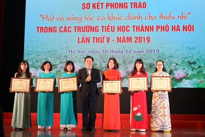 Thứ trưởng Nguyễn Hữu Độ trao giải cho các tác giả có ca khúc xuất sắc năm 2019. Ảnh: Vũ Toàn.