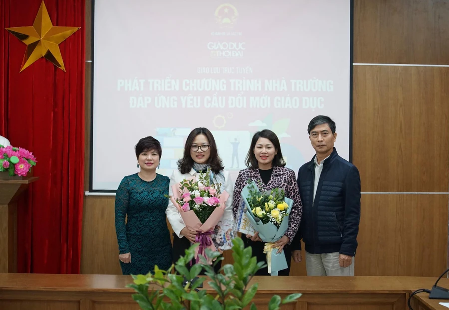 Phó Tổng biên tập Báo GD&TĐ Dương Thanh Hương (bìa trái), Trưởng ban Báo Điện tử Đinh Công Thắng (bìa phải), tặng hoa 2 khách mời: cô Lê Thị Loan (thứ hai từ trái sang) và cô Nguyễn Hương Giang (thứ ba từ trái sang). Ảnh: Xuân Phú