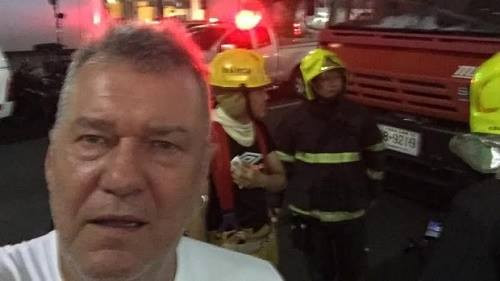 Ngôi sao Jimmy Barnes chụp ảnh tại hiện trường vụ nổ bom ở Bangkok. Ảnh: SMH Ngôi sao Jimmy Barnes chụp ảnh tại hiện trường vụ nổ bom ở Bangkok. Ảnh: SMH