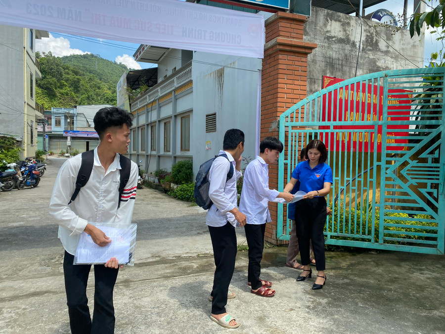 Nhiều thí sinh đến sớm tại điểm thi trường THPT Na Hang, tỉnh Tuyên Quang để chuẩn bị cho môn thi thứ hai. Nhiều thí sinh đến sớm tại điểm thi trường THPT Na Hang, tỉnh Tuyên Quang để chuẩn bị cho môn thi thứ hai.