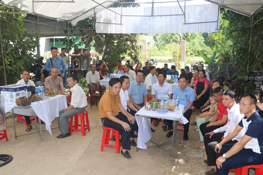 Chính quyền địa phương và các nhà hảo tâm cùng đông đảo bà con nhân dân tham dự buổi Lễ. (Ảnh: Vũ Long)