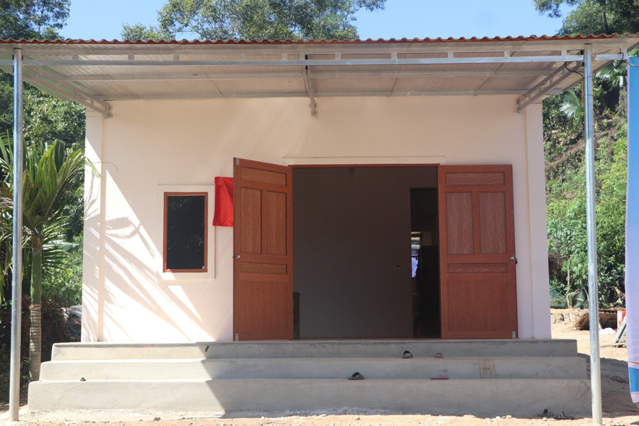 Ngôi nhà mới của gia đình anh Huân do Báo GD&amp;TĐ phối hợp với Ban chỉ đạo nhà ở 22 huyện Vũ Quang kêu gọi các nhà hảo tâm hỗ trợ xây dựng. (Ảnh: Vũ Long)