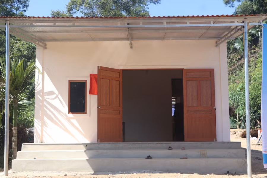 Ngôi nhà mới của gia đình anh Huân do Báo GD&amp;TĐ phối hợp với Ban chỉ đạo nhà ở 22 huyện Vũ Quang kêu gọi các nhà hảo tâm hỗ trợ xây dựng. (Ảnh: Vũ Long)