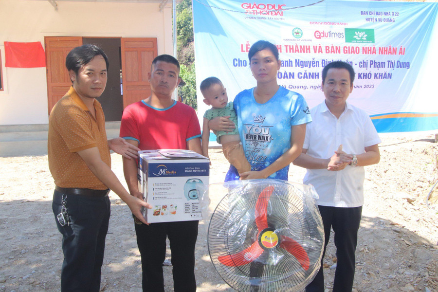 Đại diện các nhà tài trợ lên trao quà cho gia đình anh Huân - chị Dung. (Ảnh: Vũ Long)