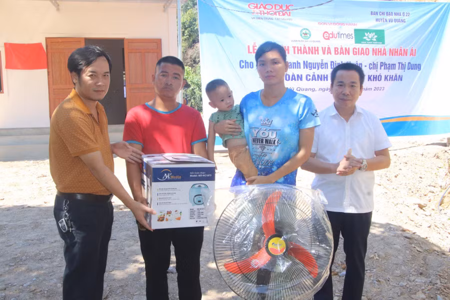 Đại diện các nhà tài trợ lên trao quà cho gia đình anh Huân - chị Dung. (Ảnh: Vũ Long)