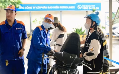 Giá xăng điều chỉnh về dưới 24.000 đồng/lít chiều 22/2.