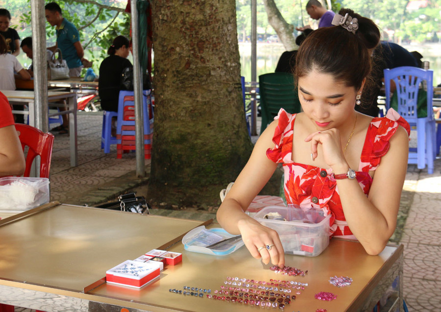 Bất ngờ những món hàng nhỏ xíu giá tiền tỷ trong khu chợ quê ở Yên Bái