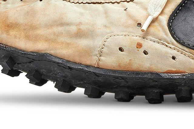 Giày cũ nát như đồ bỏ đi, đại gia chi 10 tỷ đồng mua về ảnh 7 Giày cũ nát như đồ bỏ đi, đại gia chi 10 tỷ đồng mua về-8