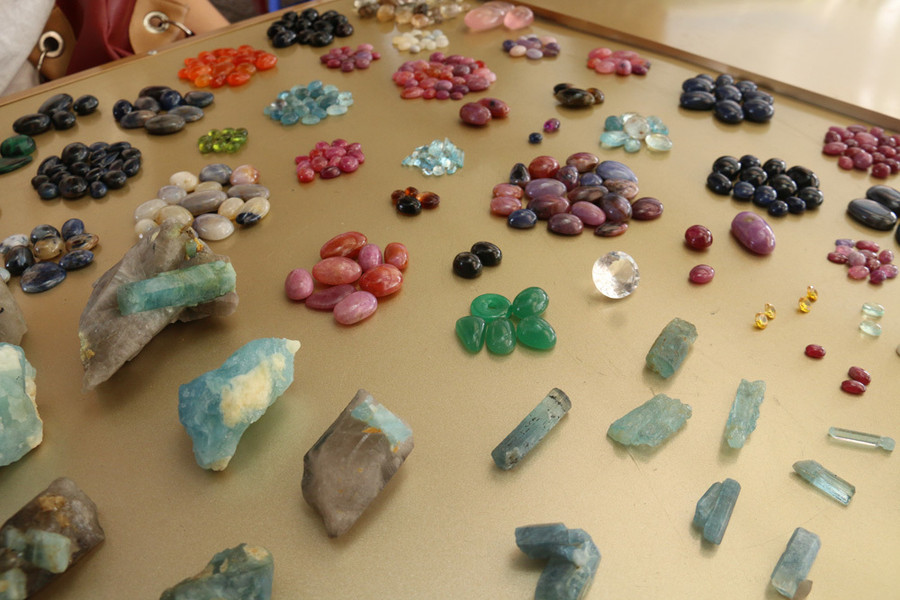 Bất ngờ những món hàng nhỏ xíu giá tiền tỷ trong khu chợ quê ở Yên Bái