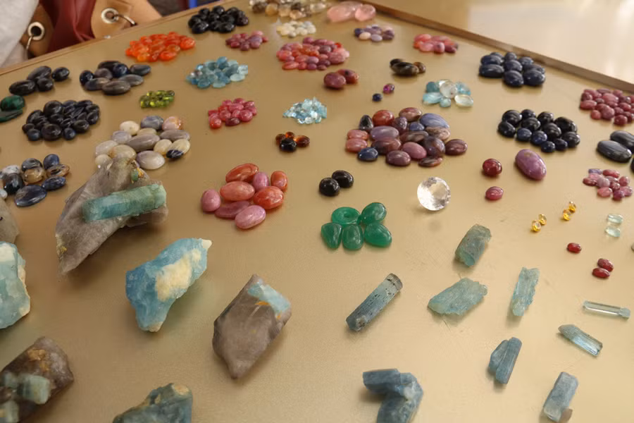 Bất ngờ những món hàng nhỏ xíu giá tiền tỷ trong khu chợ quê ở Yên Bái