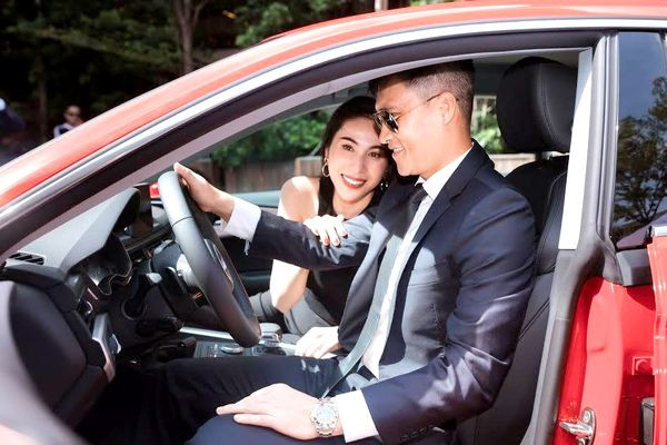Hé lộ cuộc sống giàu sang của Công Vinh - Thủy Tiên ảnh 2 Ngoài nhà cửa và các dự án âm nhạc, đôi vợ chồng còn có thú vui chơi xe và sở hữu nhiều chiếc xe bạc tỉ. Từ tháng 4/2012, Công Vinh và Thủy Tiên trở thành đại sứ thương hiệu Audi tại Việt Nam. Cặp đôi tậu ngay xe sang trị giá 2,3 tỉ đồng làm phương tiện đi lại. Hiện tại cả hai còn sở hữu xế hộp 5 tỉ.