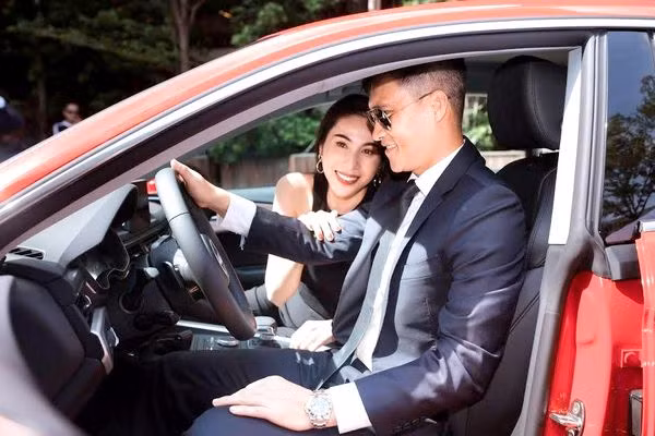 Hé lộ cuộc sống giàu sang của Công Vinh - Thủy Tiên ảnh 2 Ngoài nhà cửa và các dự án âm nhạc, đôi vợ chồng còn có thú vui chơi xe và sở hữu nhiều chiếc xe bạc tỉ. Từ tháng 4/2012, Công Vinh và Thủy Tiên trở thành đại sứ thương hiệu Audi tại Việt Nam. Cặp đôi tậu ngay xe sang trị giá 2,3 tỉ đồng làm phương tiện đi lại. Hiện tại cả hai còn sở hữu xế hộp 5 tỉ.