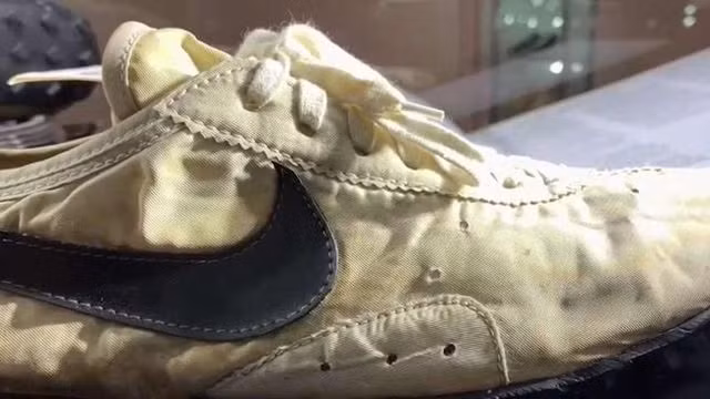 Giày cũ nát như đồ bỏ đi, đại gia chi 10 tỷ đồng mua về ảnh 12 Giày cũ nát như đồ bỏ đi, đại gia chi 10 tỷ đồng mua về-13